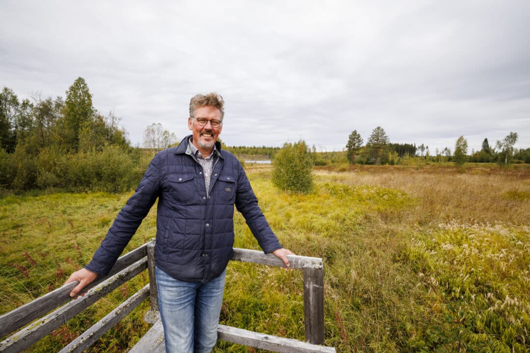 Thomas Fägerman står i jakttornet och blickar ut över det område som ska bli grönt stålverk och vätgasfabrik.
